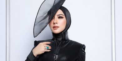 5 Gaya Syahrini Saat Comeback ke Panggung, Cincin Emerald Ditaksir Bernilai Rp116 Miliar
