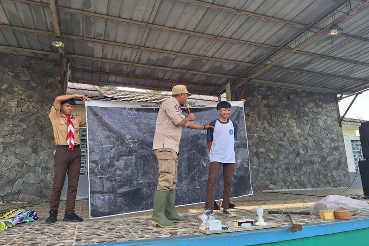 Asep Mustofa (46) atau Asep Lampu, salah satu relawan Tagana Kabupaten Bandung yang kerap mengedukasi masyarakat tentang antisipasi bencana alam di wilayah Rancaekek Kabupaten Bandung, Jumat (3/5/2024)