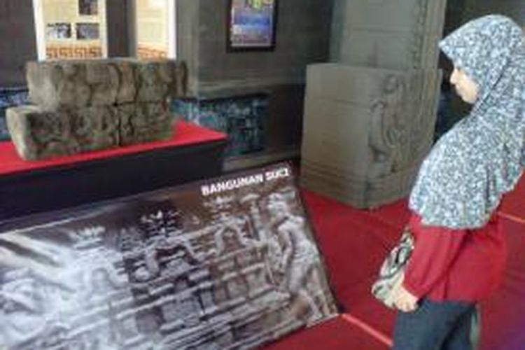 Seorang pengunjung asyik melihat pameran situs Candi Borobudur di Artos Mall Magelang, Rabu (13/11/2013).