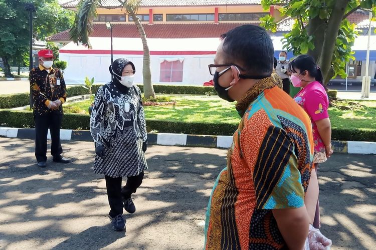 Menteri Sosial RI, Tri Rismaharini, naik pitam dan memarahi seluruh pegawai Balai Disabilitas Wyata Guna Bandung, Selasa (13/7/2021).