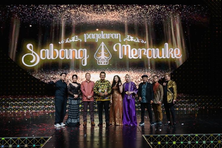 Penyanyi Kikan Namara bersama sutradara dan para sponsorship dari Pagelaran Sabang Merauke usai mengadakan konferensi pers di Ciputra Artpreneur, Kuningan, Jakarta Selatan, Jumat (11/11/2022).