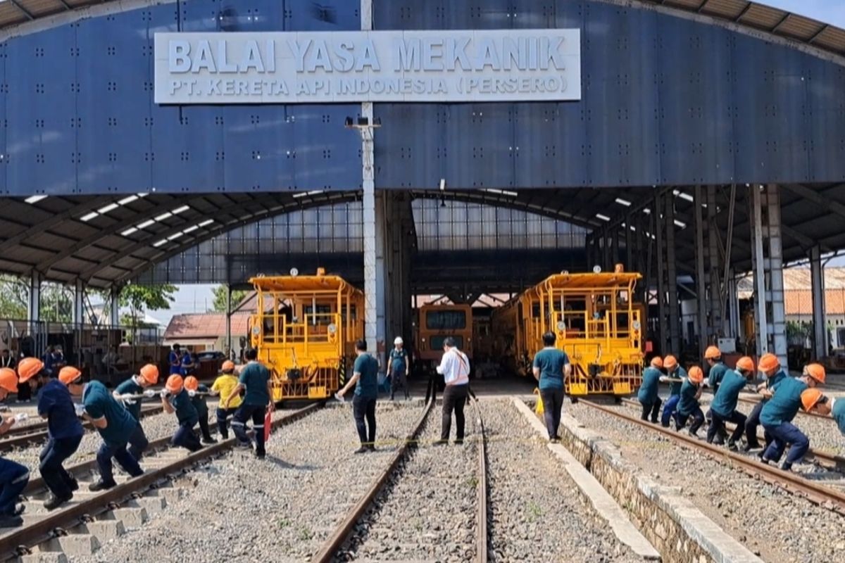 PT Kereta Api Daerah Operasi (PT KAI DAOP) III Cirebon Jawa Barat menggelar lomba tarik kereta mekanik multi tie tamper (MTT) di Balai Yasa Mekanik, Stasiun Prujakan pada Senin (21/8/2023) siang.