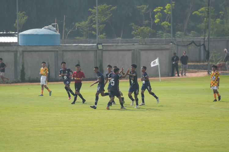 Suasana laga Piala Soeratin U13 2023-2024 antara ASIOP FC melawan Serpong City FC dalam duel penentuan juara Grup E di Kompleks Garudayaksa Football Academy, Kab. Bekasi, Jumat (26/1/2024).