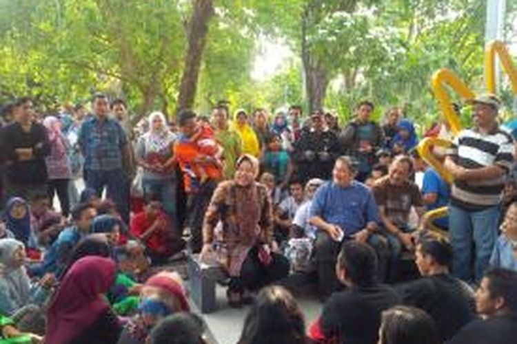 Risma dan Putra Bung Tomo menggelar diskusi di Taman Bungkul Surabaya.
