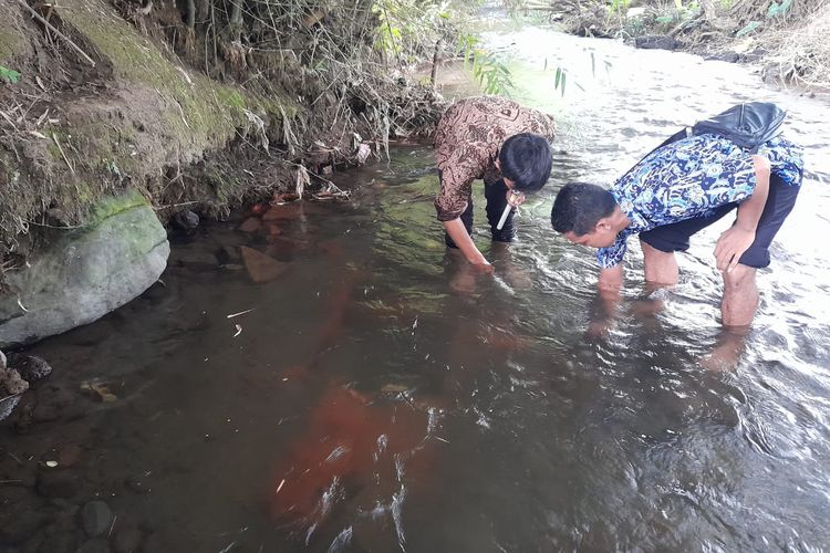 Petugas mengecek temuan struktur diduga obyek benda cagar budaya di Desa Purwodadi, Kecamatan Ringinrejo, Kabupaten Kediri, Jawa Timur pada 16 Desember 2021.