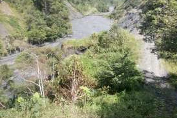 Tampak jalan di pinggiran Kali Wunim di Kabupaten Tolikara yang terkena longsor.