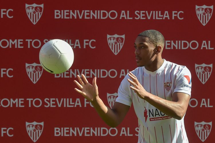 Striker Manchester United, Anthony Martial, berpose ketika dirinya diperkenalkan secara resmi sebagai pemain Sevilla di Stadion Ramon Sanchez Pizjuan, Seville, 26 Januari 2022. Martial berstatus pemain pinjaman hingga akhir musim 2021-22.