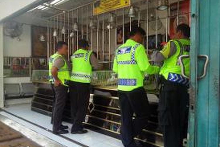 Beberapa polisi berada di sebuah toko emas Jalan Sriwijaya Kota Kediri, Jawa Timur, Senin (14/7/2014).