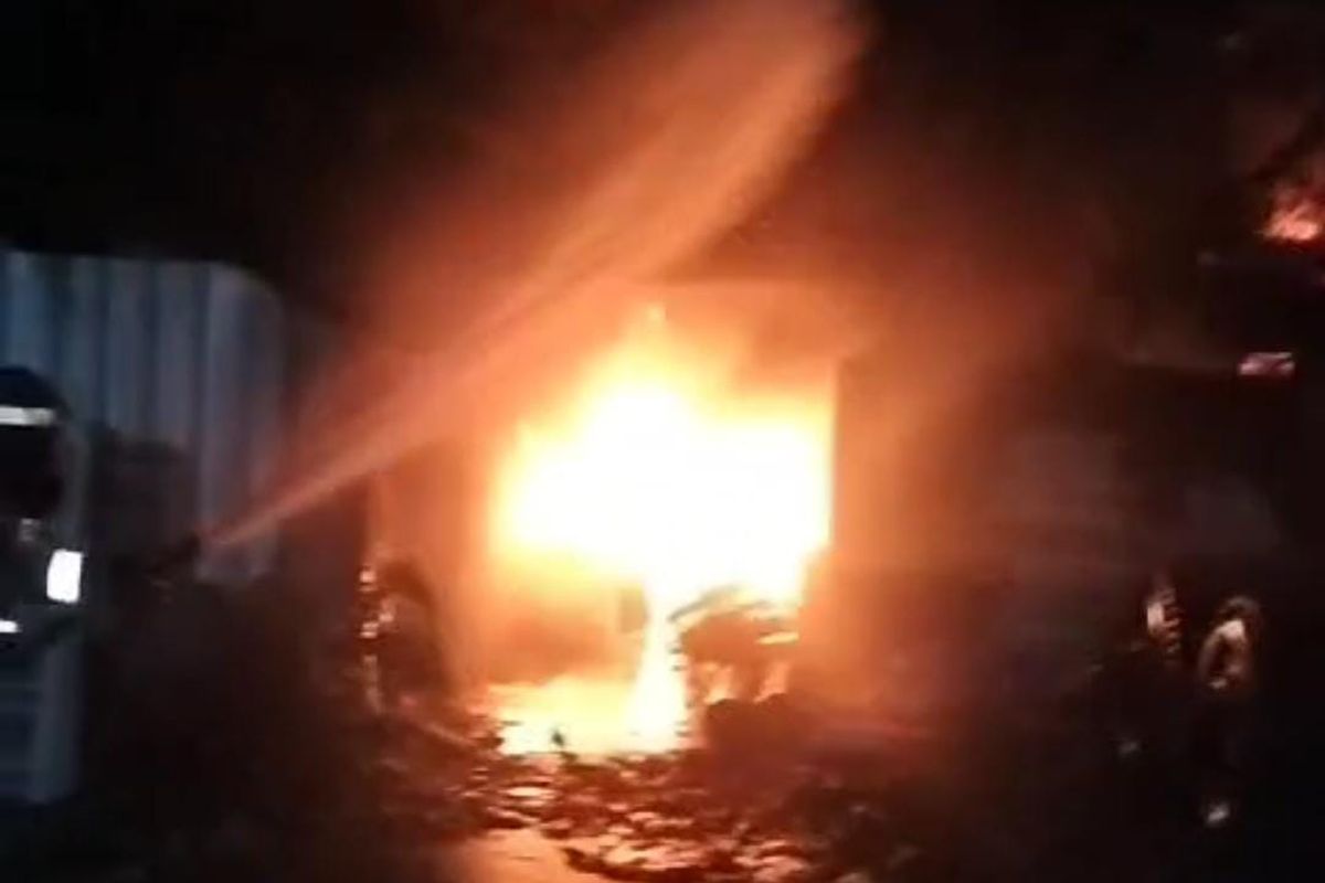 Kebakaran melanda kawasan Jalan Kedung Cowek, Kelurahan Tanah Kali Kedinding, Kecamatan Kenjeran, Surabaya, Jawa Timur, Jumat (4/10/2024) dini hari 