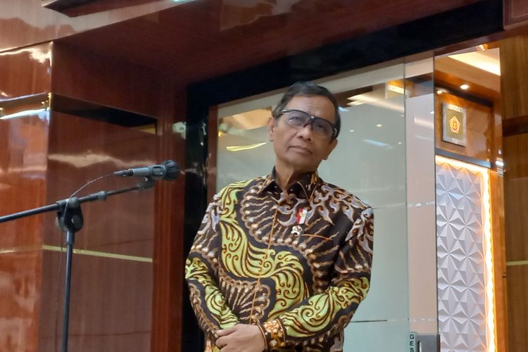 Menteri Koordinator Bidang Politik, Hukum, dan Keamanan (Menko Polhukam) Mahfud MD saat konferensi pers di Kantor Kemenko Polhukam, Jakarta, Rabu (11/1/2023).