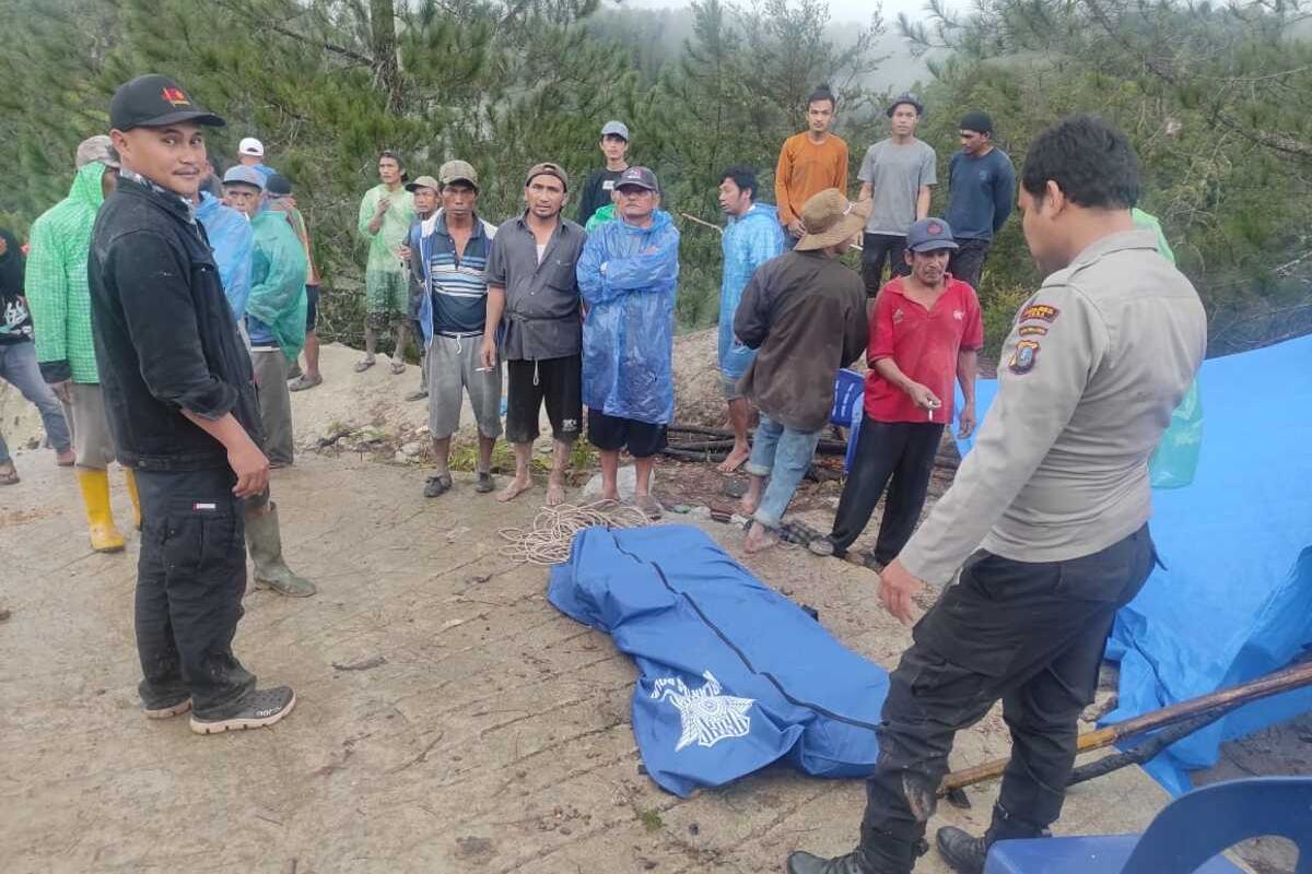 Personel Kepolisian Resor Toba usai mengevakuasi korban kecelakaan lalulintas, yang masuk ke jurang sedalam 100 meter, di Aek Gulangan Siguloppong, Desa Meranti Barat, Kecamatan Silaen, Kabupaten Toba, Minggu (13/11/2022). Seorang supir tewas dan 15 penumpang selamat.