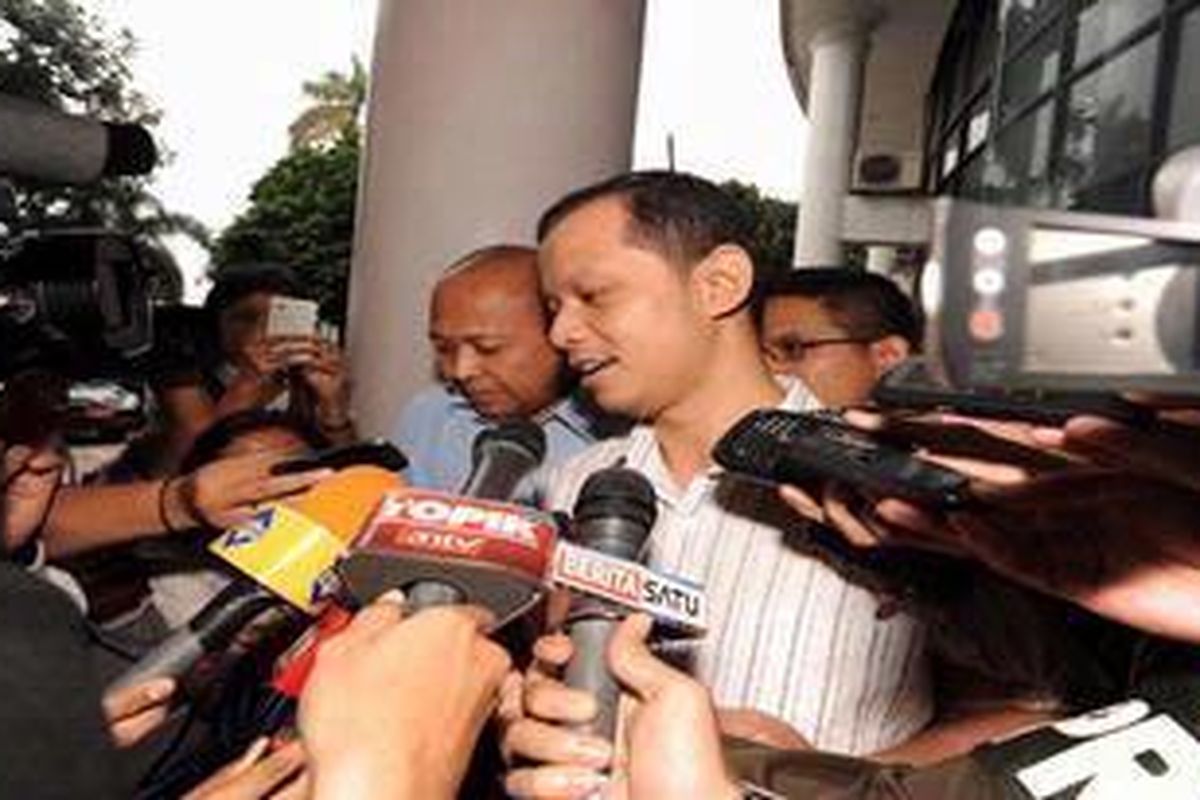 Dhana Widyatmika usai menjalani pemeriksaan lanjutan di Kejaksaan Agung, Jakarta, Senin (13/3/2012). 