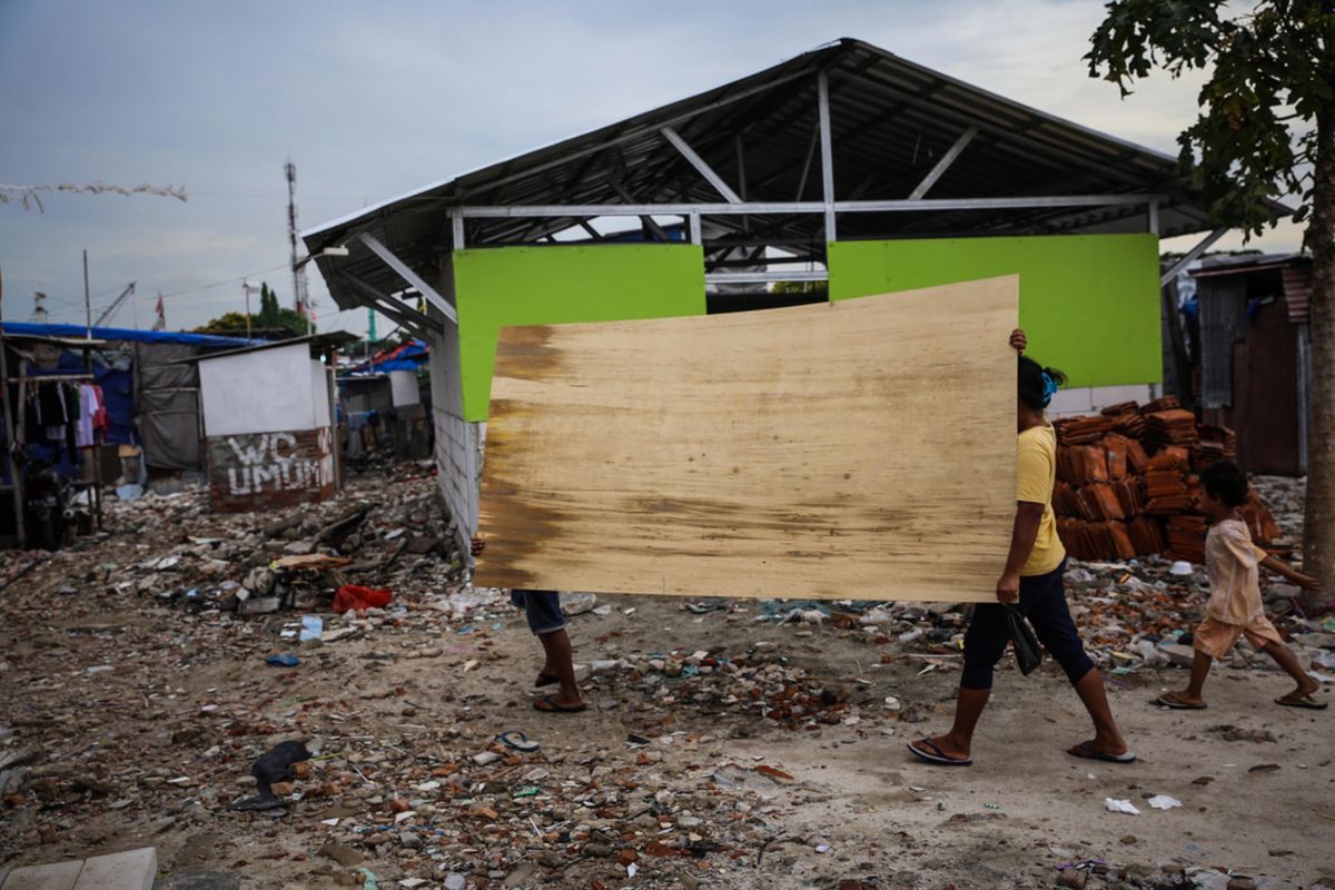 Aktivitas warga di rumah semi-permanen di Kampung Akuarium, Jakarta Utara, Selasa (7/11/2017). Kawasan yang dihuni sekitar 160 KK ini kembali jadi perbincangan setelah Gubernur Anies Baswedan merencanakan Kampung Akuarium sebagai proyek percontohan pertama pembangunan rumah berlapis di Jakarta.