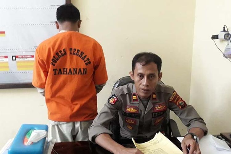 Iptu Ambo Wellang , Kapolsek Ternate Utara, Kota Ternate, Maluku Utara rilis penangkapan tersangka kasus sabu, Rabu (15/05/2019) 