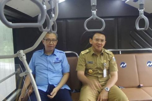 Ahok ke Balai Kota Dijemput Bus Transjakarta Vintage Terbaru