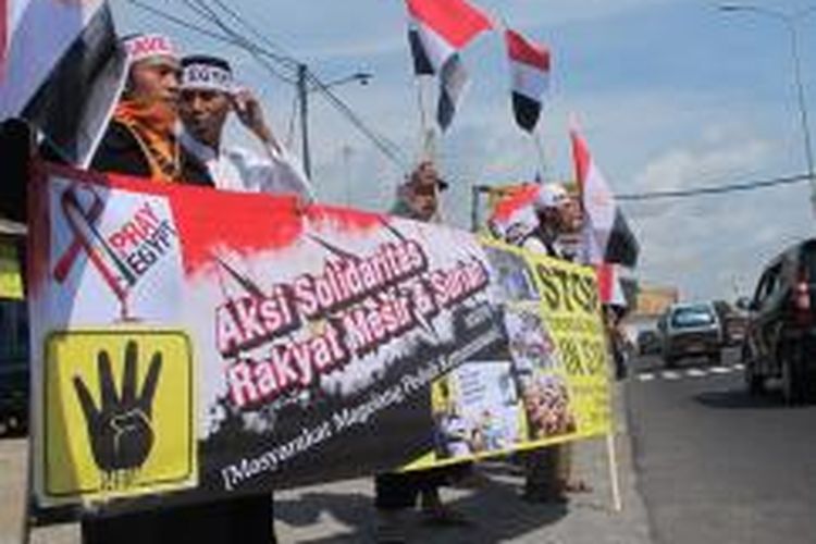 Masyarakat Magelang Peduli Kemanusiaan (MMPK) menggelar aksi solidaritas untuk Mesir, di pertigaan Palbapang Mungkid Magelang, Jum'at (23/8/2013).