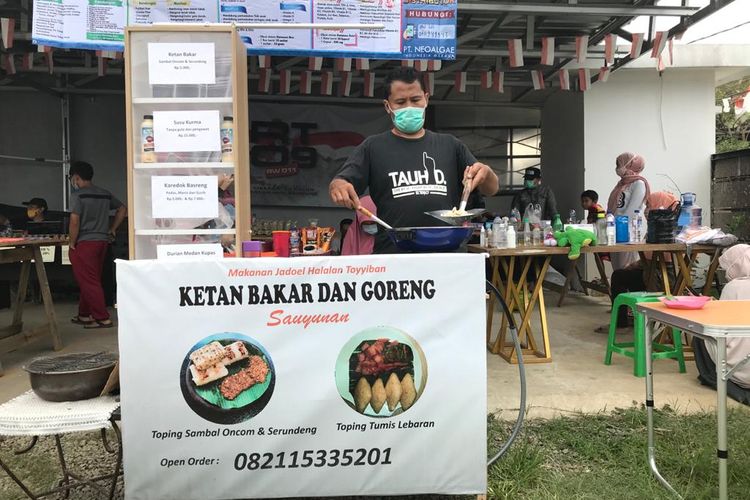 Edi Mulyana (37) tengah melayani pembeli. Sejak pandemi, ia memulai bisnis barunya yakni jualan ketan bakar dan goreng. 