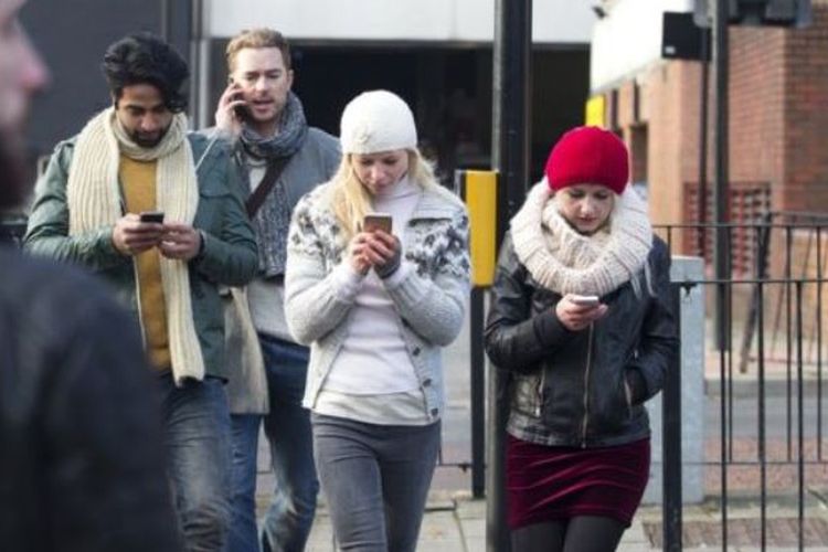 Kegemaran menggunakan ponsel sambil berjalan kaki atau menyeberang jalan sangat berbahaya dan terbukti meningkatkan jumlah pejalan kaki yang tewas di jalanan.