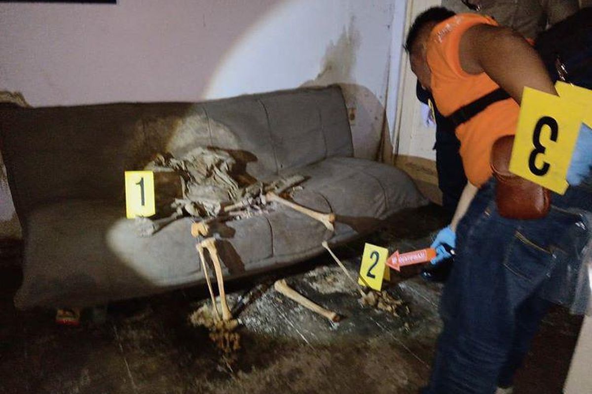 Kerangka manusia ditemukan sedang duduk di sofa sebuah kosong di Bandung, Jawa Barat.