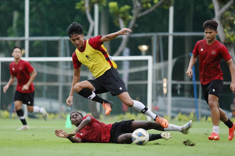 Para pemain timnas U20 Indonesia saat pemusatan latihan di Jakarta jelang Piala Asia U20 2023 Uzbekistan. Timnas U20 Indonesia akan melakoni laga persahabatan melawan Fiji, Guatemala, dan Selandia Baru pada 17,19, dan 21 Februari 2023. Artikel ini memuat jadwal timnas U20 Indonesia. (Dok. PSSI)