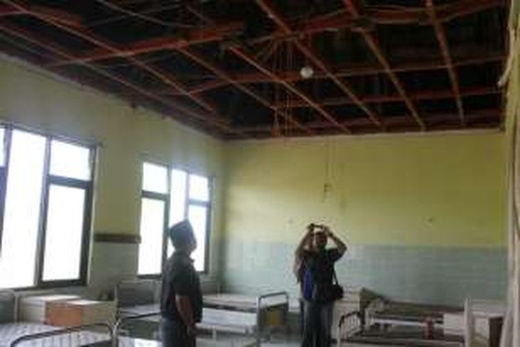 Ruang rawat inap anak rumah sakit dr. Slamet Martodirdjo Pamekasan ambruk. 