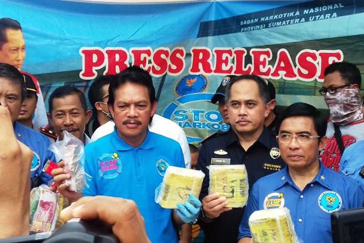 Deputi Pemberantasan dan Penindakan BNN Pusat, Irjen Arman Depari memaparkan tangkapan dua kurir sabu asal Malaysia, Senin (20/2/2017) petang