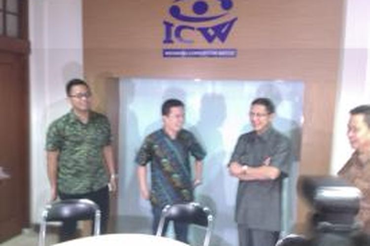 Menteri Agama Lukman Hakim Saifuddin (Kanan), saat melakukan kunjungan ke Kantor Indonesia Corruption Watch (ICW) di Jalan Kalibata Timur No.IVD, Jakarta Selatan, Selasa (15/7/2014)