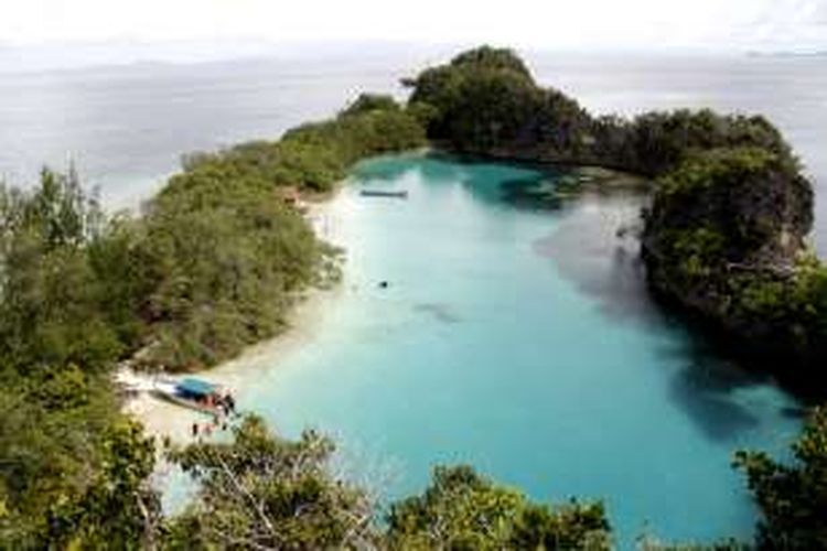 Panorama laguna Pulau Rufas dilihat dari puncak bukit karst pada Senin (1/6/2016). Pulau Rufas terletak di Desa Pam, Distrik Waigeo Barat Kepulauan, Kabupaten Raja Ampat, Papua Barat. Lanskap air laut jernih serta tebing batu karst bisa terlihat dari puncak bukit.