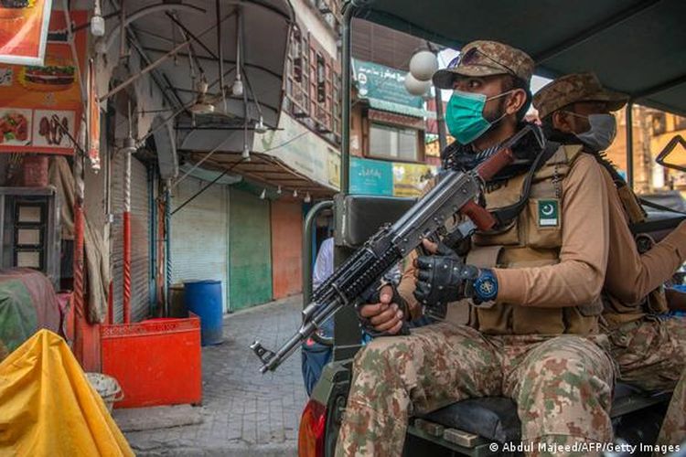 Patroli militer Pakistan di Peshawar.