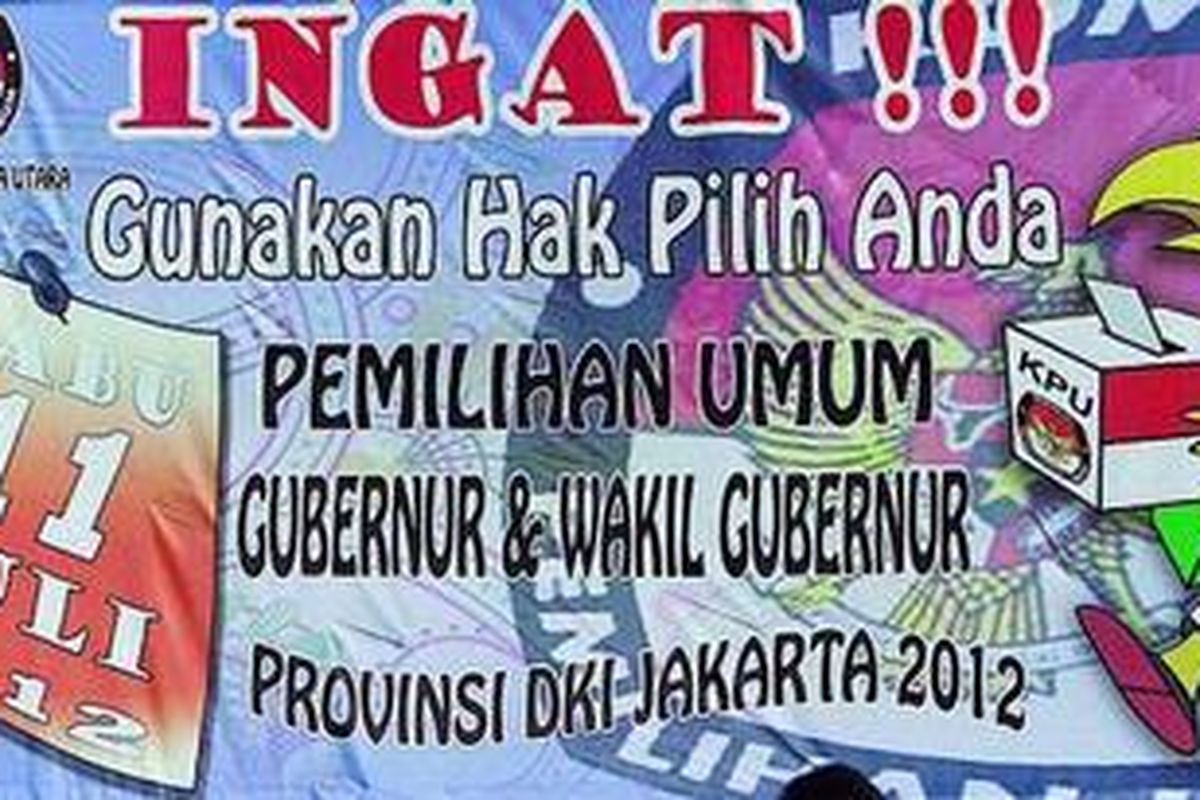 Warga melintas di depan baliho ajakan untuk menyukseskan pemilihan gubernur dan wakil gubernur DKI Jakarta pada 11 Juli 2012 yang terpasang di depan kantor Komisi Pemilihan Umum, Jakarta Utara, Rabu (4/4/2012).