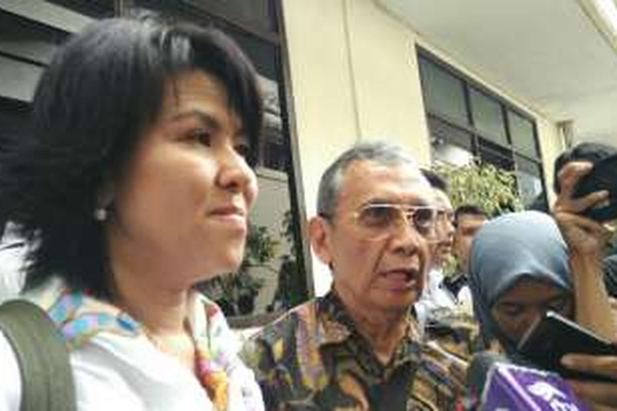 Adik kandung Basuki Tjahaja Purnama (Ahok), Fifi Lety Indra (kiri), di Pengadilan Negeri Jakarta Utara, Jalan Gajah Mada, Selasa (13/12/2016).