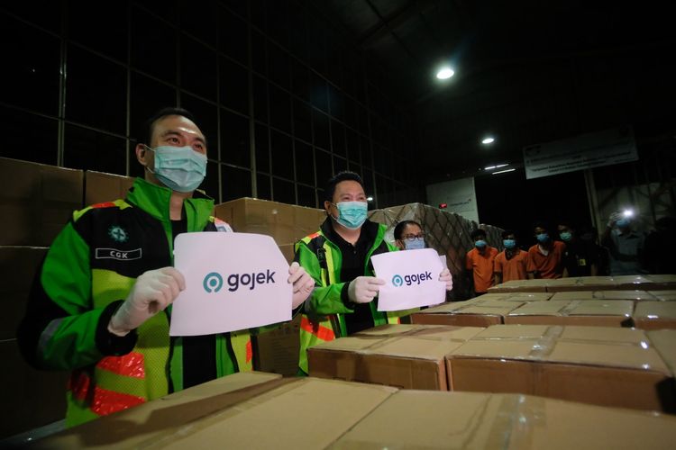 Komisaris Utama Gojek Garibaldi Thohir (kanan) dan Chief Operations Officer Gojek Hans Patuwo (kiri) menyambut kedatangan masker impor di Bandara Soekarno Hatta, Jakarta (1/4/2020). Masker itu nantinya diberikan kepada para mitra driver dan tenaga medis Indonesia selama pandemi Covid-19.