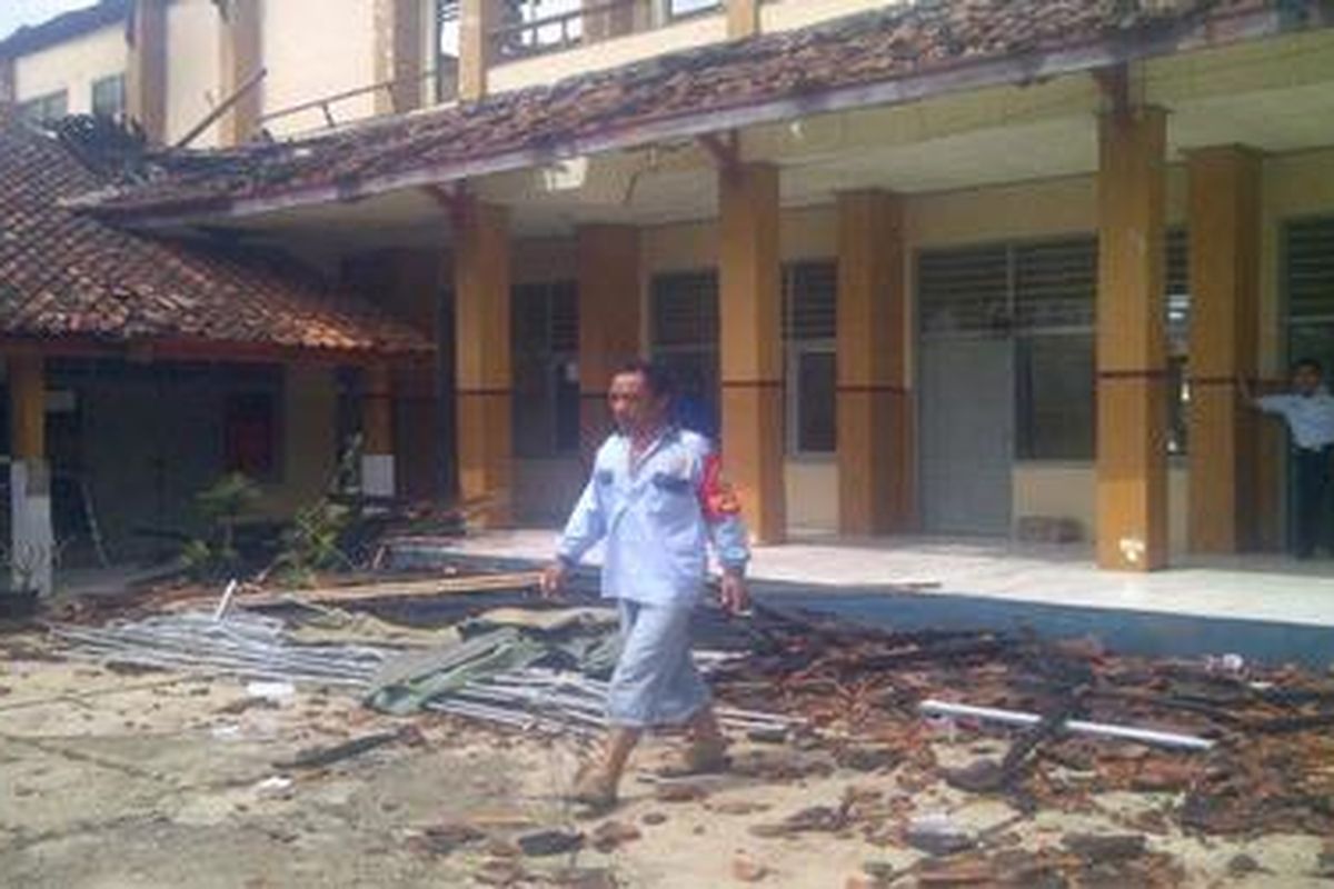 Puing-puing akibat kebakaran berserakan di halaman Lapas Anak Kelas IIA Kotabumi, Lampung Utara, Senin (6/2)   