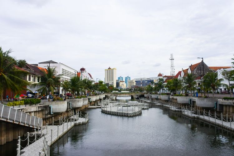 Kawasan Kali Besar Kota Tua Jakarta yang mulai ramai wisatawan sejak Kota Tua dibuka kembali, Rabu (10/11/2021). Kini, revitalisasi kawasan Kota Tua hampir rampung. Tak ada lagi pedagang kaki lima di kawasan ini.