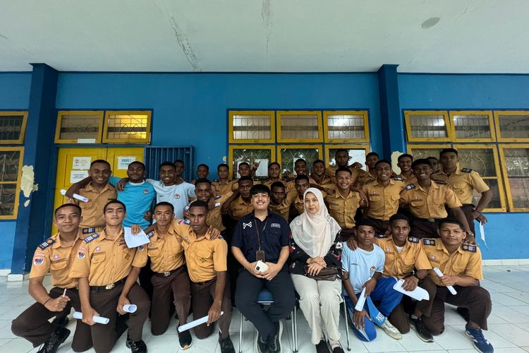 Junianto Sesa (tengah) bersama para peserta didik