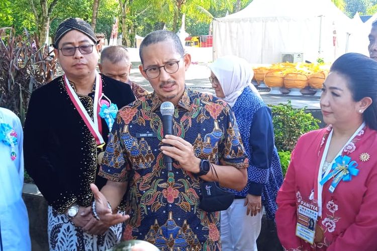 Menparekraf Sandiaga Uno (tengah) usai menghadiri Prabbajja Samanera Sementara di kompleks Candi Borobudur Magelang, Sabtu (17/12/2022).