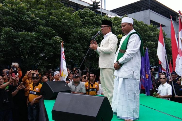 Pasangan calon gubernur dan wakil gubernur Jabar, Ridwan Kamil dan Uu Ruzhanul, saat berorasi di hadapan ratusan orang pendukung di Stadion Persib, Jalan Ahmad Yani, Bandung, Selasa (9/1/2018).