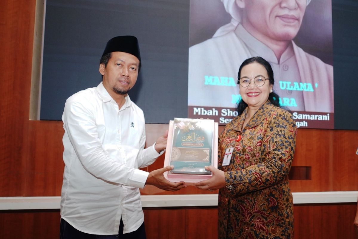 Wali Kota Semarang Agustina Wilujeng saat penandatanganan pernyataan ahli waris dan pengesahan foto KH Sholeh Darat untuk validasi dokumen pengusulan pahlawan nasional di Semarang, Kamis (12/2/2026).