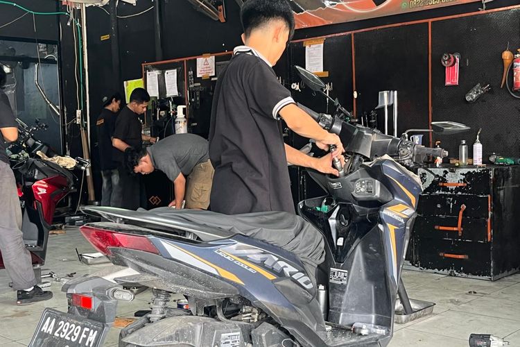 Ilustrasi servis komstir motor