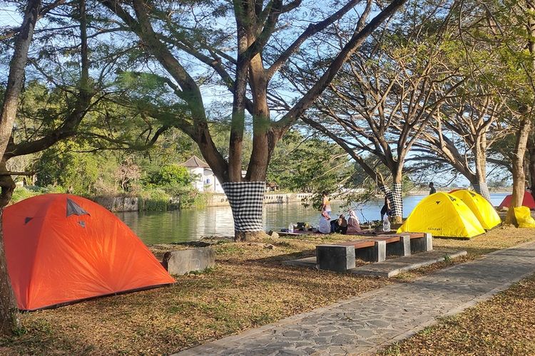 Taman Nambangan lokasi berkermah di tepi muara Sungai Serang yang berkembang di destinasi wisata Pantai Glagah, Kapanewon Temon, Kabupaten Kulon Progo, Daerah Istimewa Yogyakarta. Camping ground ini dilengkapi floating camp atau berkemah di atas air.