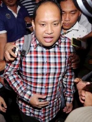 Bupati Banyuasin Yan Anton Ferdian (tengah) digiring petugas kepolisian saat keluar dari gedung Subarkah Direktorat Kriminal Khusus Polda Sumsel, Palembang, Sumatera Selatan, Minggu (4/9). Yan Anton ditangkap KPK setelah diduga menerima suap terkait ijon proyek. 