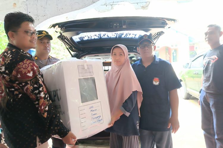 Ketua KPU Kabupaten Purworejo Jarot Sarwosambodo (kiri) mengirim ulang logistik untuk pemungutan suara ulang (PSU) di TPS 05 Desa Maron, Kecamatan Loano Kabupaten Purworejo pada Sabtu (17/2/2024).