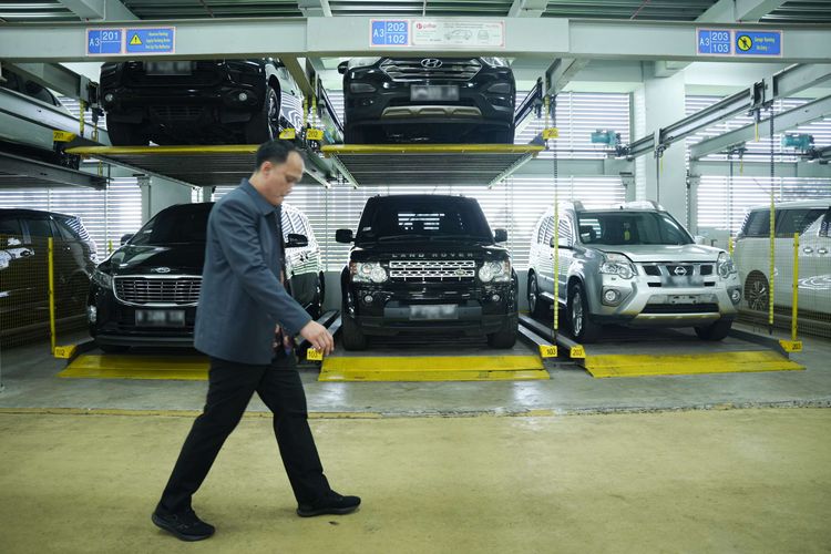 Direktur Pelacakan Aset, Pengelolaan Barang Bukti dan Eksekusi (Labuksi) KPK, Mungki Hadipratikto berjalan melintasi deretan mobil sitaan di Gedung RUPBASAN KPK RI, Cawang, Jakarta Timur, Selasa (7/1/2025).