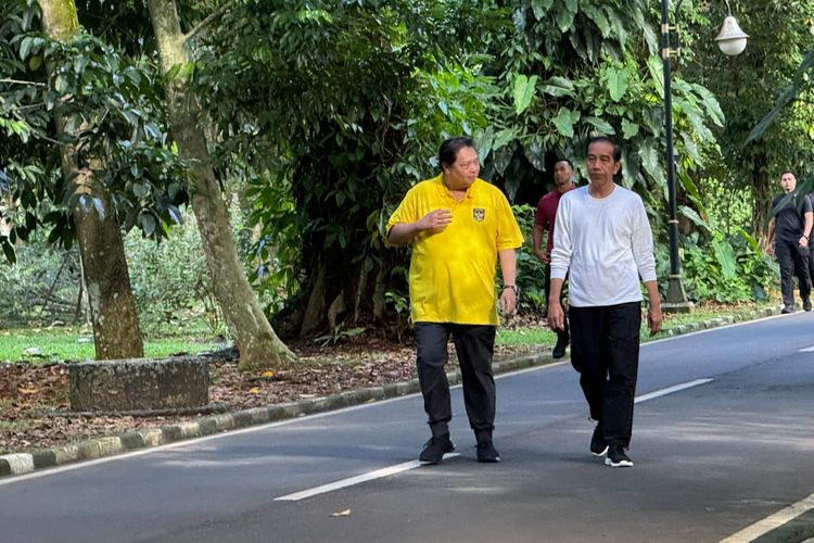 Menteri Koordinator Bidang Perekonomian Airlangga Hartarto bersama Presiden Joko Widodo (Jokowi) sedang jalan pagi bersama di Kawasan Istana Bogor sekitar Kebun Raya Bogor, Jawa Barat, Sabtu (6/1/2204).