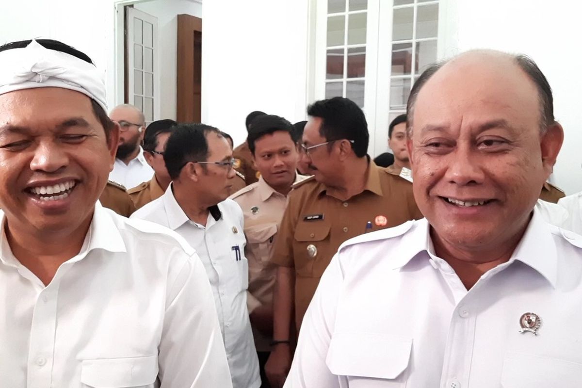 Gubernur Jawa Barat Dedi Mulyadi (kiri) dan Kepala BGN Dadan (kanan) saat ditemui awak media usai rapat koordinasi (rakor) Program Strategis Nasional Makan Bergizi Gratis (MBG) Jawa Barat. Rapat tersebut berlangsung di Bale Pakuan Pajajaran, Bogor, dan dihadiri sejumlah kepala daerah seja Jawa Barat, Senin (29/9/2025).