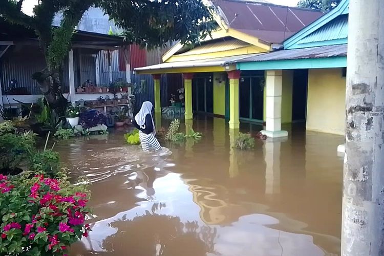 Hujan deras yang mengguyur Kota Palopo, Sulawesi Selatan, Senin (19/2/2024) dini hari, membuat tanggul jebol dan meluap hingga merendam 120 rumah warga di 3 kelurahan,