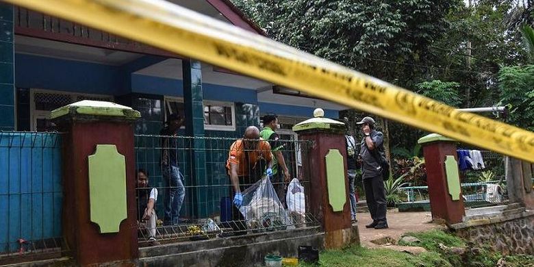 Personel Inafis Polres Ciamis melakukan olah Tempat Kejadian Perkara (TKP) kasus mutilasi di Desa Cisontrol, Kabupaten Ciamis, Jawa Barat, Jumat (3/5/2024).