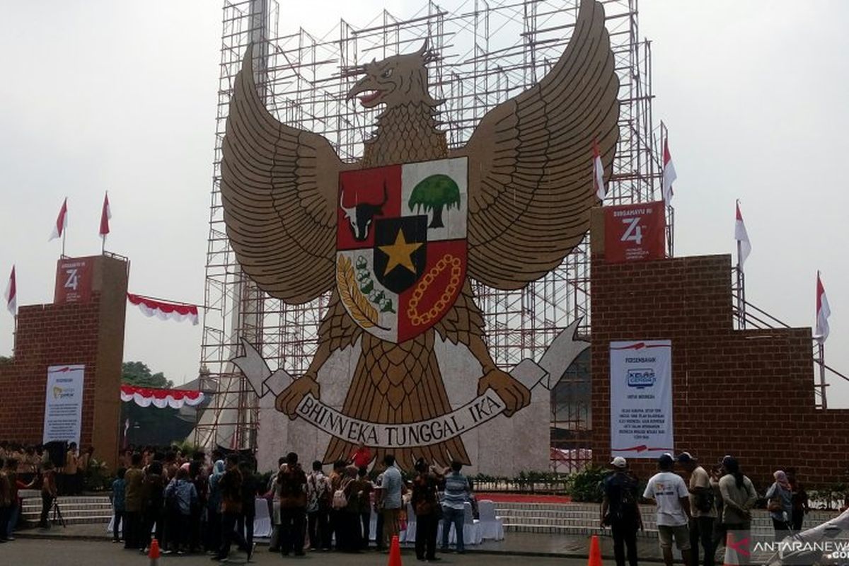 Gapura replika burung Garuda Pancasila di Taman Mini Indonesia Indah, Jakarta, Sabtu (17/8/2019). 