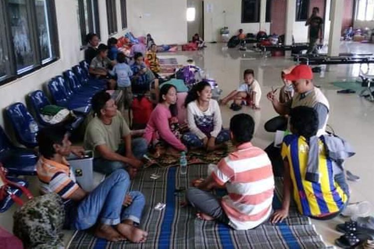 Penumpang di Pelabuhan Kalianget Sumenep, Senin (8/7/2024)