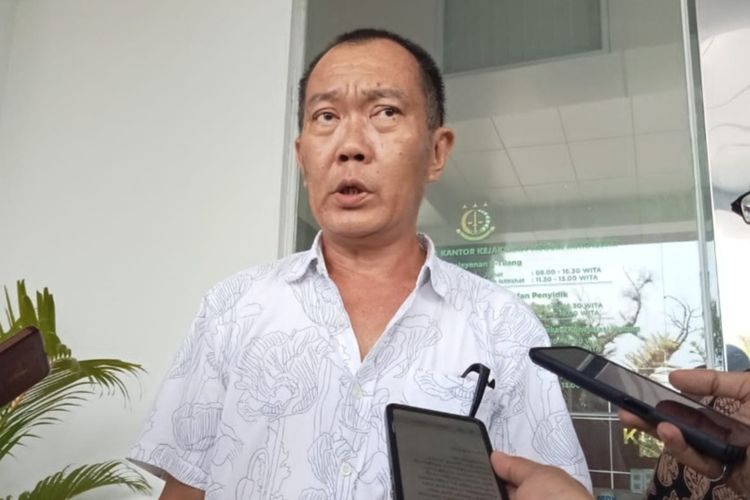 Frengky Harlindong korban investasi bodong Algopacks mendatangi Kantor Kejari Makassar, Rabu (26/4/2023).
